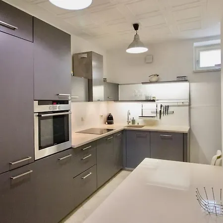 Svuj Vlastni Soukromy Raj-najem Apartmanu V Beroune! شقة بيرون