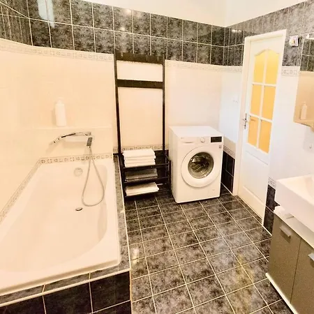 Svuj Vlastni Soukromy Raj-najem Apartmanu V Beroune! شقة *